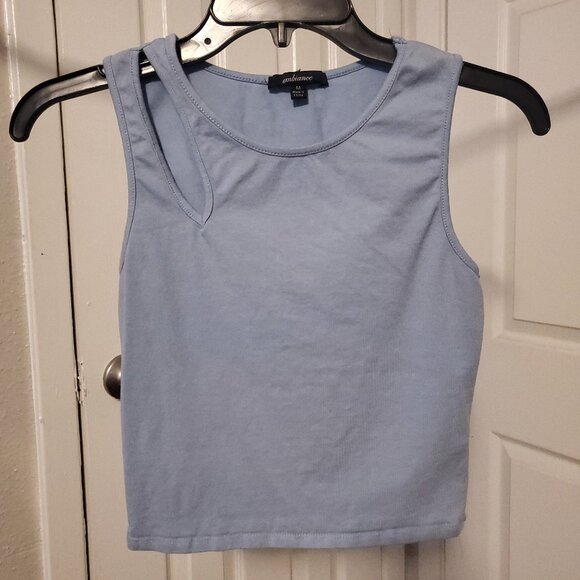 Teardrop Cut Out Crop Top - Picture 3 of 7